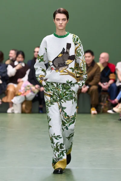 Look 10